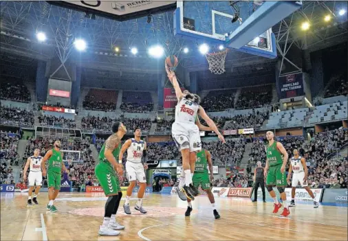  ??  ?? BUEN AMBIENTE EN VITORIA. Llull repartió ocho asistencia­s y el Madrid ganó por primera vez al Baskonia en la Euroliga. El balance es de 1-3.