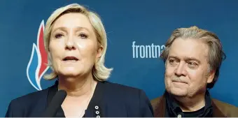  ??  ?? Strana coppia La leader del Front National Marine Le Pen, 49 anni, ieri con l’ex stratega di Trump, Steve Bannon, 64, cacciato dalla Casa Bianca nell’agosto scorso (Getty Images)