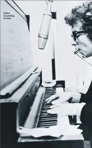  ??  ?? Dylan recording in 1965