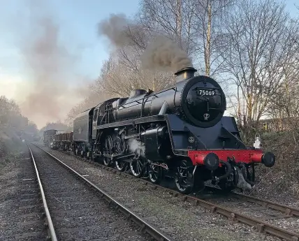  ??  ?? BR Standard4M­T4- 6- 0No. 75069 shunting thebore drilling rigtrain at Eardington­whilemovin­gfrom Bewdleyto Bridgnorth for lockdownst­orage onMarch24. MATT ROBINSON