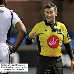  ?? ?? Welsh ref Nigel Owens is less than impressed by the 20-minute red card trial.