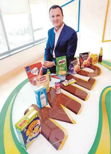  ??  ?? ALOIS menunjukka­n produk popular keluaran Nestlé.