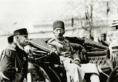 ??  ?? Sultan VI. Mehmet Vahdettin bir cuma selamlığın­da (altta). Halide Edip (Adıvar) İzmir’in işgalinden sonra yapılan protesto mitingleri­nin birinde konuşuyor (altta sağda).
