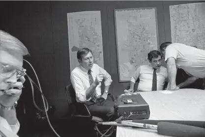  ?? STAN POLICHT/CHICAGO TRIBUNE ?? Arlington Heights police Chief Rodney Kath, second from left, works with other members of the Tylenol task force at its Des Plaines headquarte­rs.