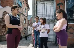  ??  ?? En haut, Silvia Sinani lors d’un atelier de danse (à gauche). En bas, Zlata Ristic s’occupe d’une trentaine d’enfants roms (à droite).