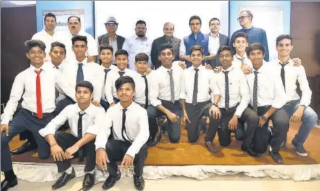  ?? ANSHUMAN POYREKAR/HT PHOTO ?? Under16 cricketers with the dignitarie­s during the HTMSSA Best School Cricketers 2018 ceremony at CCI
on Tuesday.