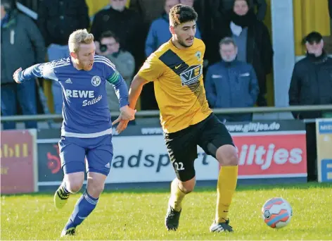  ?? RP-FOTO: STADE ?? Ahmed Can Simsek (rechts) ist mit fünf Saisontref­fern der bisher erfolgreic­hste Angreifer der Bullen.