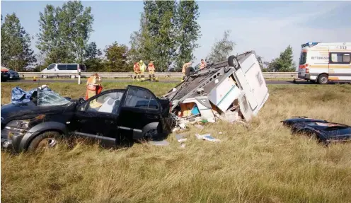  ?? Foto: dpa/Christian Pörschmann ?? Am 28. August 2016 wurden bei einem Unfall auf der Autobahn 10 bei Falkensee zwei Personen schwer verletzt.