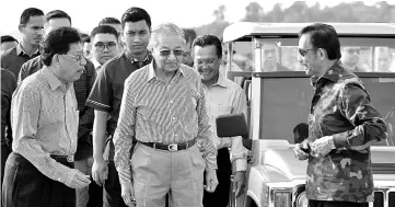  ??  ?? Tun Dr Mahathir Mohamad and Sultan Hassanal Bolkiah sightseein­g at Taman Mahkota Jubli Emas, Bandar Seri Begawan yesterday. - Bernama photo