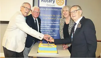  ?? ?? Cutting the 70th anniversar­y cake are (from left) Dick van Leeuwen, Don Blackley, president Pauline Maunder and Keith Pretty.