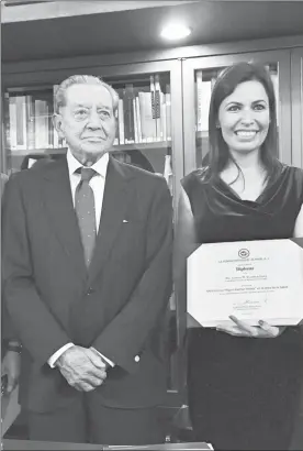  ??  ?? Cynthia Villareal, directora de Oncología del Centro de Cáncer de Mama TecSalud, recibió ayer el 31 Premio Miguel Alemán Valdés en el área de salud, de las manos de Miguel Alemán Velasco ■ Foto Guillermo Sologuren