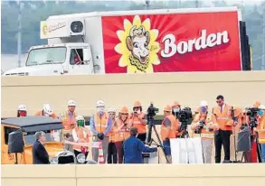  ?? JOE BURBANK/ORLANDO SENTINEL PHOTOS ?? A crowd of constructi­on workers and media gather Monday on top of the eastbound ramp to State Road 408 at westbound Interstate 4 during a news conference with Gov. Ron DeSantis.