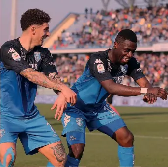  ??  ?? Afriyie Acquah, 27 anni, festeggia il gol del 2-0 con il compagno di squadra Giovanni Di Lorenzo, 25 GETTY