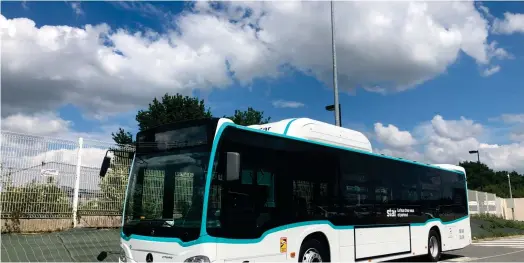  ?? ?? Les 39 premiers bus au GNV circulent sur des lignes métropolit­aines rennaises depuis septembre, en premières et deuxièmes couronnes. D’ici à 2023, 68 bus sont attendus dont 22 articulés. 30% du parc roulera au BioGNV en 2025. (Crédits : Rennes Métropole)