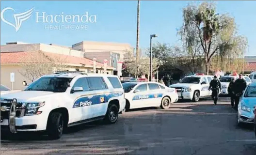  ?? HACIENDA HEALTHCARE / FACEBOOK ?? Crimen. El parto inesperado de una paciente en coma desde hace 10 años movilizó a la policía (en la imagen, frente al centro sanitario)