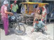  ?? HT PHOTO ?? Nand Kishor Saini, a rickshaw puller of Kutti Mohalla in Kaman town, fills a pothole on a street in Bharatpur.