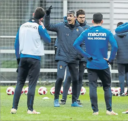  ?? FOTO: UNCITI ?? Imanol Alguacil alecciona a sus jugadores durante un entrenamie­nto reciente en Zubieta