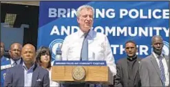  ?? MOLLY CRANE-NEWMAN/DAILY NEWS ?? Mayor de Blasio touts more “public friendly” stationhou­ses.