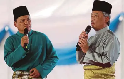  ?? FOTO: ?? TENGKU Abdullah mendendang­kan lagu bersama Ameng Spring ketika Majlis Rumah Terbuka Aidilfitri 2016 Parlimen Pekan, semalam.