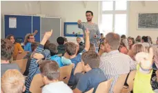  ?? FOTO: HILDEGARD NAGLER ?? Manuel Stübler bei seinem Vortrag über das selbst fahrende Auto an der Kinderakad­emie Bodensee des Vereins Schweizer Kinder.