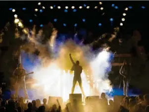  ?? Fotos: VH Konzertbür­o ?? Starke Lichteffek­te: Bei „The QUEEN Night“im Kongress am Park stimmt nicht nur die Musik, sondern auch das Drumherum.