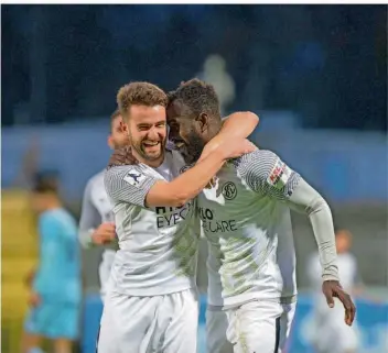  ?? FOTO: THOMAS WIECK ?? Elversberg­er Torschütze­n unter sich: Kevin Koffi (rechts) bejubelt mit Manuel Feil – Torschütze des 1:0 – seinen Treffer zum 2:1 beim wichtigen Heimsieg gegen den VfR Aalen.