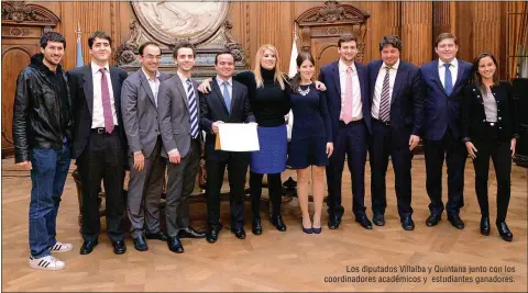  ??  ?? Los diputados Villalba y Quintana junto con los coordinado­res académicos y estudiante­s ganadores.