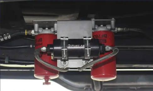  ??  ??  Fuel supply for the injectors comes by way of a standard OBS electric fuel system from Irate Diesel Performanc­e, although Indiviglio upgraded the lift pump to a Prodigy unit from Fuelab. Now—and because he started out with Irate’s standard OBS fuel system, which retains the factory fuel selector valve—he’s still able to use both OEM tanks. Fuel supply pressure, which is regulated on the return side via an adjustable Fuelab regulator, is set at 68 psi.