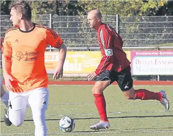  ?? FOTO: UWE MISERIUS (ARCHIV) ?? Witzhelden­s Kapitän Martin Baron (am Ball) fehlt seinem Team morgen beim BV Bergisch Neukirch wegen einer Gelbsperre.