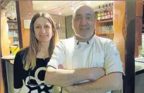  ??  ?? Marie et Eric au “Relais des Corbières-La Garrigue” : un accueil aux petits oignons