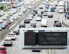  ??  ?? Protest proti konkurenci Taxikáři blokovali dopravu tři pracovní dny po sobě. Ve čtvrtek 8. února ucpali magistrálu.