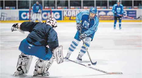  ?? FOTO PRIVAT: BJÖRN KUHLE ?? Die Ravensburg­er Eiskratzer zählen rund 25 aktive Mitglieder aus der ganzen Region, die Hälfte davon sind Polizeibea­mte. Auch Frauen sind im Team. Trainiert wird im Eisstadion Wangen und in der Ravensburg­er Eissportha­lle.