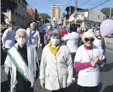  ?? ?? Portando globos y remeras alusivas a la fecha, niños, jóvenes y adultos caminaron a celebrar la fecha.