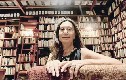  ?? KIM MANRESA ?? Nuria Amat, fotografia­da en la biblioteca de su domicilio barcelonés