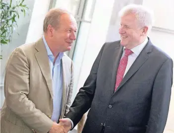  ?? FOTO: DPA ?? Verdi-Chef Frank Bsirske (links) und Horst Seehofer, der Verhandlun­gsführer der Arbeitgebe­r.