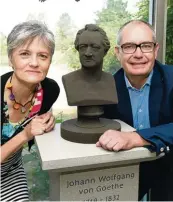 ??  ?? Über das Geschenk einer Büste von Johann Wolfgang Goethe freuen sich Irmgard Frank und Michael Wörle.
