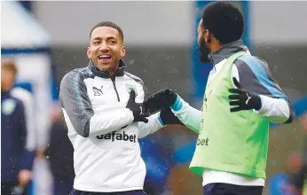  ??  ?? Aaron Lennon (à esq.) sofreu problemas psicológic­os graves no ano passado