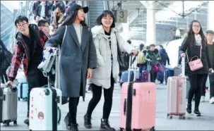  ?? YOU YOU / FOR CHINA DAILY ?? Passengers carrying trendy trolley suitcases arrive at Nanjing Railway Station in January 2017.