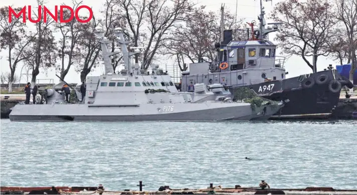 ??  ?? ► Imagen de los barcos ucranianos capturados por Rusia el domingo en un puerto de Kerch en Crimea.