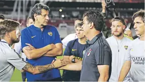  ??  ?? HERMANDAD. Marcelo Gallardo, DT de River, saluda a Gonzalo Lamardo ante la mirada del técnico de Boca, Guillermo Barros Schelotto