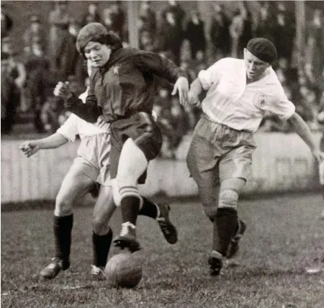  ?? Foto: akg-images/Imagno ?? Vorsicht vor »Vermännlic­hung«: Ein Match zwischen Frankreich und Belgien um 1930