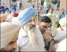  ?? HT PHOTO ?? Former Akali minister Sucha Singh Langah in police custody outside the court in Gurdaspur on Monday.