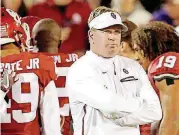  ?? [PHOTO BY BRYAN TERRY, THE OKLAHOMAN] ?? Mike Stoops stands on the sideline before a 2017 game against TCU.