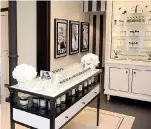  ??  ?? Flagship. Sopra, l’interno della boutique Jo Malone di Firenze; a fianco il negozio Mac di via Dante a Milano