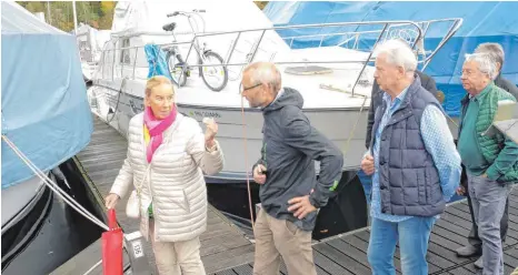  ?? FOTO: ANDY HEINRICH ?? Edda Zimmermann beklagt sich bei Richter Harald Göller ( Zweiter von links) über ihren neu zugewiesen­en, für sie nicht akzeptable­n Liegeplatz für ihre weiße Yacht ( im Hintergrun­d mit Fahrrad).