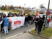  ??  ?? Rund  Teilnehmer der Antifa und Unterstütz­er demonstrie­rten gegen die Protest-Aktion vor dem Baugelände der Moschee.Foto: Marco Schmidt