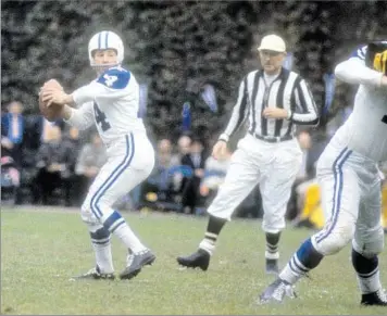  ?? Focus On Sport Getty Images ?? A COMMANDING FIELD PRESENCE Dallas Cowboys quarterbac­k Eddie LeBaron drops back to pass against the Pittsburgh Steelers in a 1962
game at Forbes Field. LeBaron, who stood 5 feet 7, was known as the “Little General.”