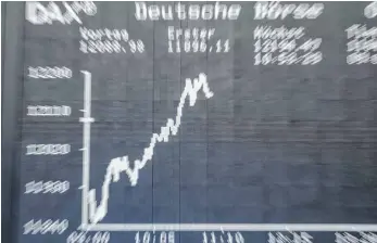  ?? FOTO: FRANK RUMPENHORS­T/DPA ?? Die Dax-kurve wird im Handelssaa­l der Frankfurte­r Börse auf der großen Tafel angezeigt.