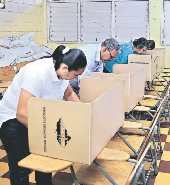  ?? FOTO: MARIO URRUTIA ?? La población hondureña salió masivament­e ayer a ejercer el sufragio en los diferentes centros de votación habilitado­s a nivel nacional.