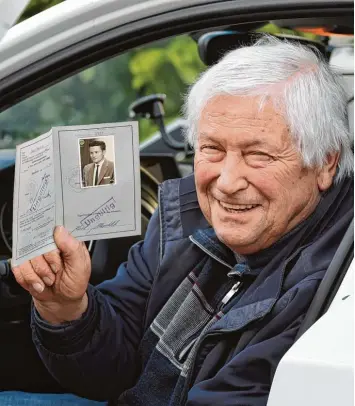  ?? Foto: Marcus Merk ?? Fahrlehrer Karl Mandlik, 77 Jahre alt, ist seit 1960 im Besitz seines Führersche­ins, zeigt uns das alte, mittlerwei­le entwertete Exemplar.